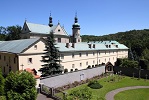Klasztor-i-sanktuarium-Matki-Boskiej-Szkaplerznejmini
